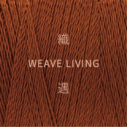 樂手創創辦人詹筠宸於工作室專注操作縫紉機,以母親守護家庭的初衷投入十年手工裁縫與客製布藝